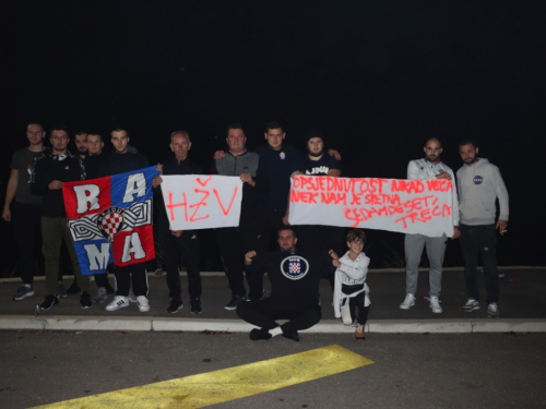 Torcida Rama bakljadom proslavila 73. rođendan