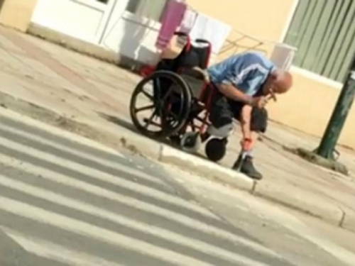 I to je BiH: U Invalidskim kolicima štemao trotoar da može proći