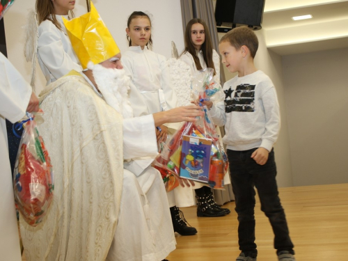 FOTO: Sv. Nikola razveselio mališane u Rumbocima