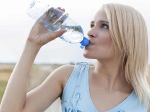 Evo zašto ne bi nikad trebali koristiti plastičnu bocu više puta