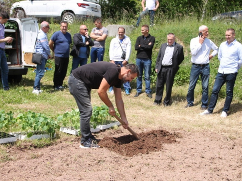 FOTO: Udruga ''Naša zemlja'' Jurići započela probnu poljoprivrednu proizvodnju