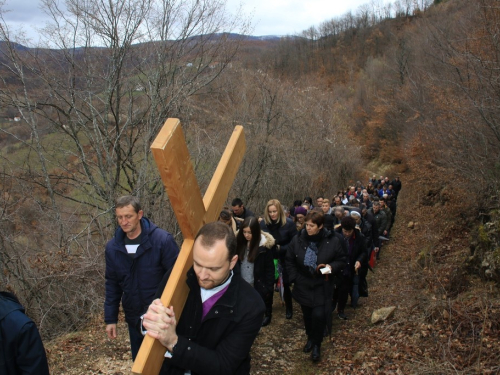 FOTO: Vlč. Ljubo Zadrić predvodio križni put na Uzdolu