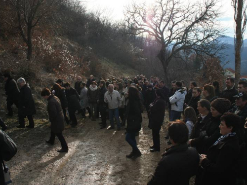 FOTO: Vlč. mr. Pero Brajko predvodio Križni put na Uzdolu