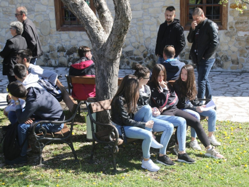 FOTO/VIDEO: Nadbiskupijski križni put mladih na Šćitu