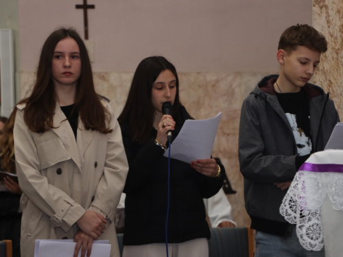 FOTO: Križni put mladih Fojničkog arhiđakonata u župi Rama-Šćit