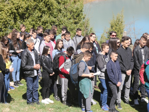 FOTO/VIDEO: Nadbiskupijski križni put mladih na Šćitu