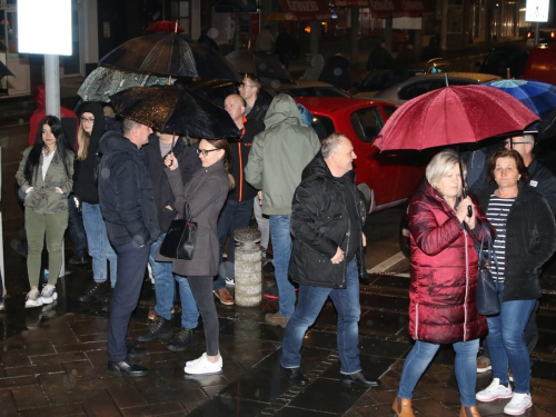 FOTO: Paljenjem svijeća u Prozoru odana počast Anti Pavloviću