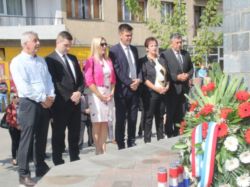 FOTO: Polaganjem vijenaca i svečanom sjednicom započelo obilježavanje Dana općine