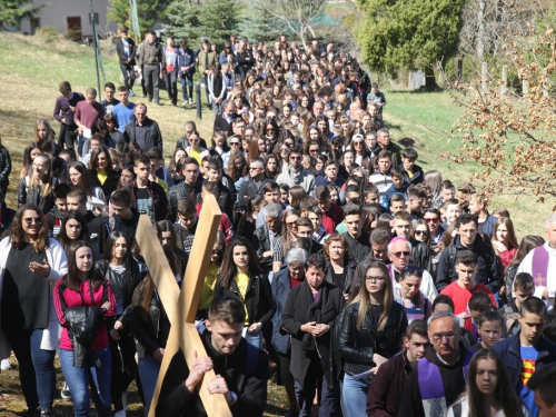 FOTO/VIDEO: Nadbiskupijski križni put mladih na Šćitu