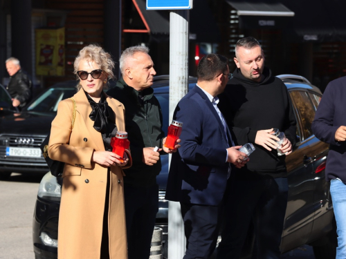 FOTO: Svi sveti - U Prozoru zapaljene svijeće za poginule i preminule branitelje