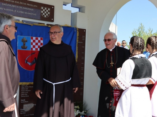 FOTO/VIDEO: Biskup Pero Sudar na Proslapu blagoslovio Spomen ploče