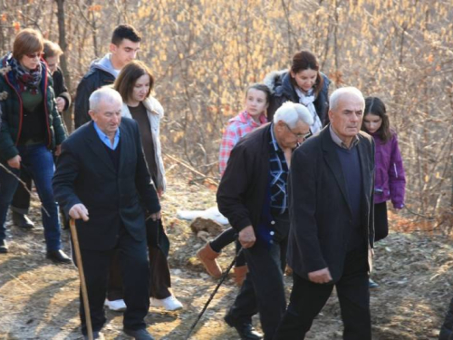 FOTO: Fra Andrija Jozić predvodio Križni put na Uzdolu