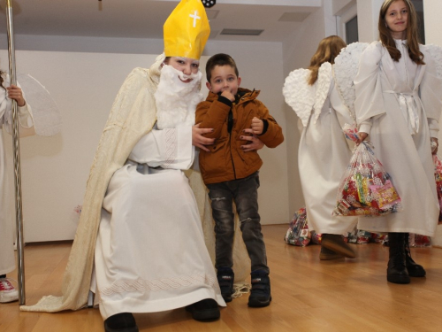 FOTO: Susret djece sa svetim Nikolom u Rumbocima