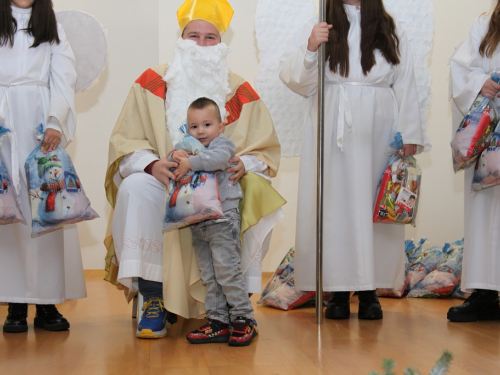FOTO: Sveti Nikola razveselio najmlađe u župi Rumboci