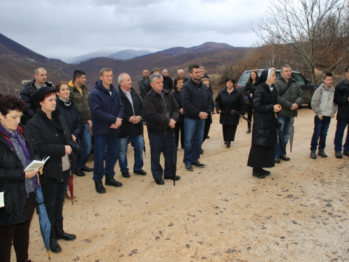 FOTO: Vlč. Ljubo Zadrić predvodio križni put na Uzdolu