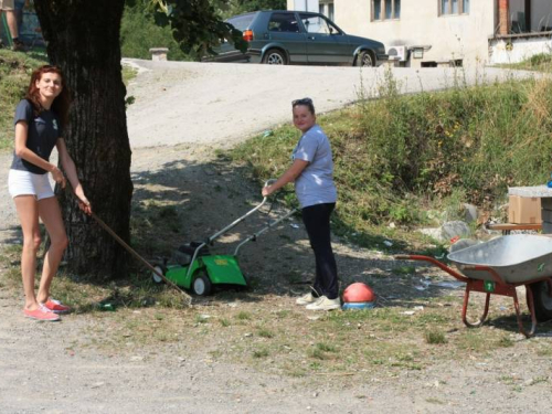 FOTO: Akcija čišćenja odmorišta i plaže na Gračacu