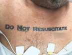 Zbog tetovaže na prsima doktori nisu znali što da rade s umirućim pacijentom