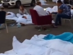 Turisti i stanovnici Turske prisiljeni spavati na otvorenom nakon smrtonosnog potresa