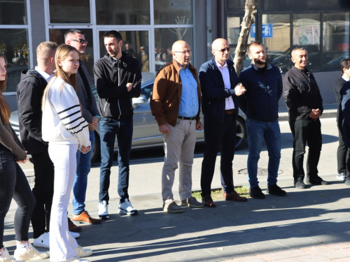 FOTO: Svi sveti - U Prozoru zapaljene svijeće za poginule i preminule branitelje
