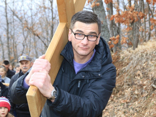 FOTO: Mr. Pero Brajko predvodio put križa na Uzdolu