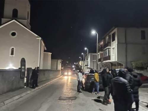 Tenzije u Konjicu - Prosvjed građana zbog srpske zastave na crkvi