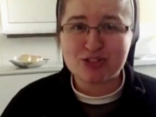 Video: Časna sestra ‘skinula’ Ninu Badrić i postala hit na internetu