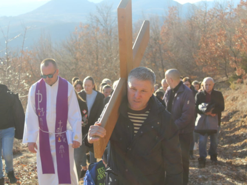 FOTO: Pobožnost križnog puta u župi Uzdol
