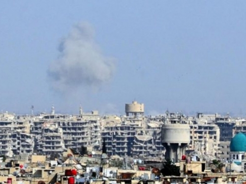 Najmanje 90 poginulih u zračnim i artiljerijskim napadima u Siriji