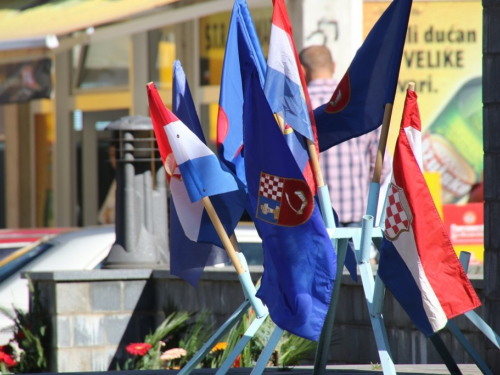 FOTO: Polaganjem vijenaca i svečanom sjednicom započelo obilježavanje Dana općine