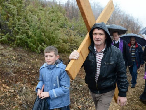 FOTO: Mons. dr. Pero Sudar predvodio misu i Križni put na Uzdolu