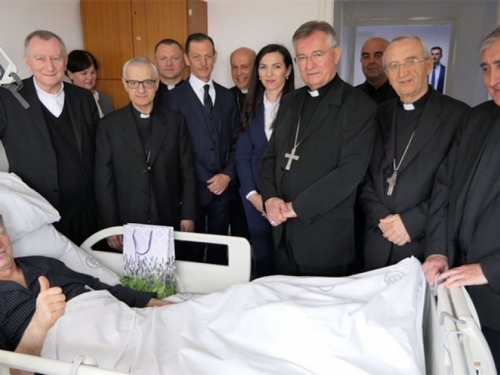 Državni tajnik Vatikana posjetio stradalog mons. Antu Jozića u bolnici