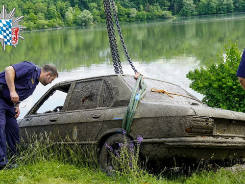 BMW koji je proveo na dnu rijeke 35 godine ide na aukciju