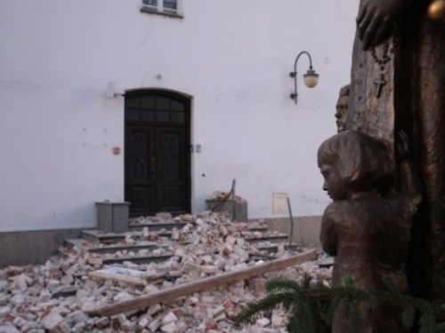 Mještani u Selima u Hrvatskoj spontano došli na misu ispred srušene crkve