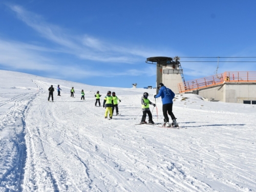 FOTO: Raduša privlači sve veći broj skijaša