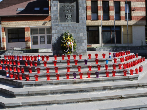 FOTO: Povodom Svih svetih u Prozoru zapaljene svijeće za poginule i preminule branitelje