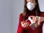 WHO: Maske treba nositi čak i na obiteljskim božićnim druženjima