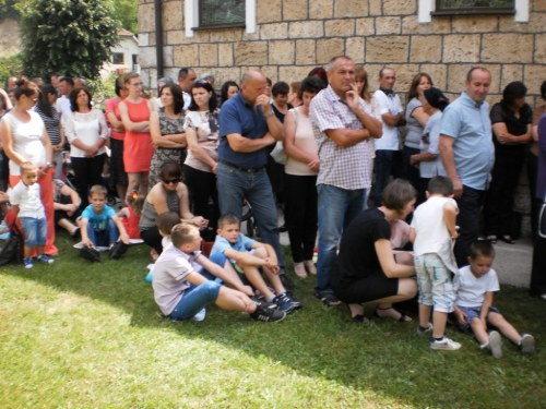 FOTO: Vanjska proslava sv. Ante u župi Gračac