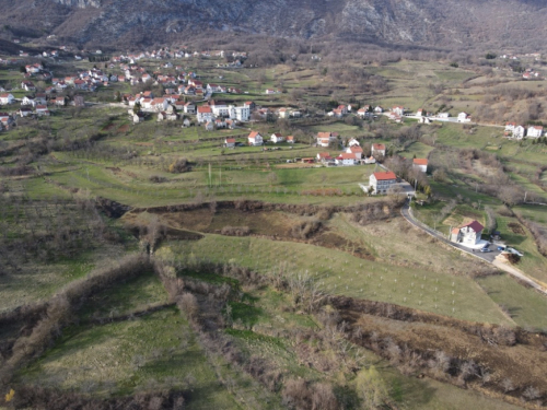 OGLAS: Prodaje se zemljište u blizini Ramskog jezera