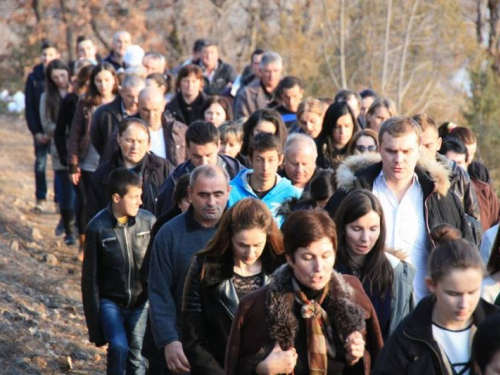 FOTO: Fra Andrija Jozić predvodio Križni put na Uzdolu