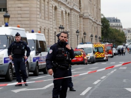 Policajce u Parizu ubio njihov kolega. Navodno je bio prešao na islam