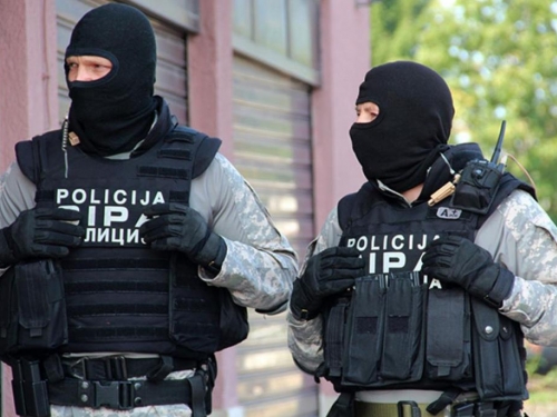 SIPA u zapadnoj Hercegovini: Uhićena šestorka zbog kokaina i oružja