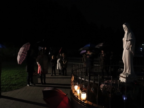 VIDEO/FOTO: U Podboru započela molitva krunice za domovinu