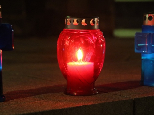Paljenjem svijeća u Prozoru odana počast Slobodanu Praljku