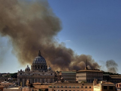 Veliki požar u blizini Vatikana uznemirio Rimljane