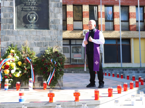 FOTO: Svi sveti - U Prozoru zapaljene svijeće za poginule i preminule branitelje