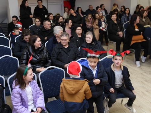 FOTO: Božićna priredba u područnoj školi u Rumbocima