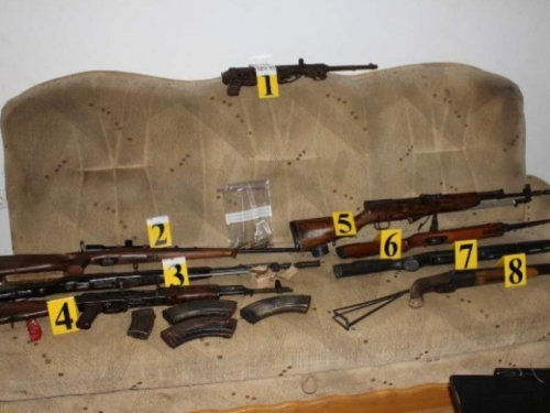 Kod dvije osobe u Jajcu pronađeno više komada oružja, streljiva i vojne opreme