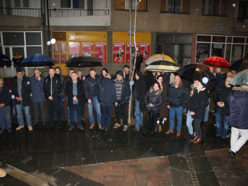 FOTO: Paljenjem svijeća u Prozoru odana počast Anti Pavloviću