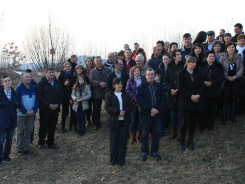 FOTO: Fra Andrija Jozić predvodio Križni put na Uzdolu