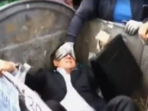 VIDEO: Bijesna rulja bacila političara u kontejner za smeće